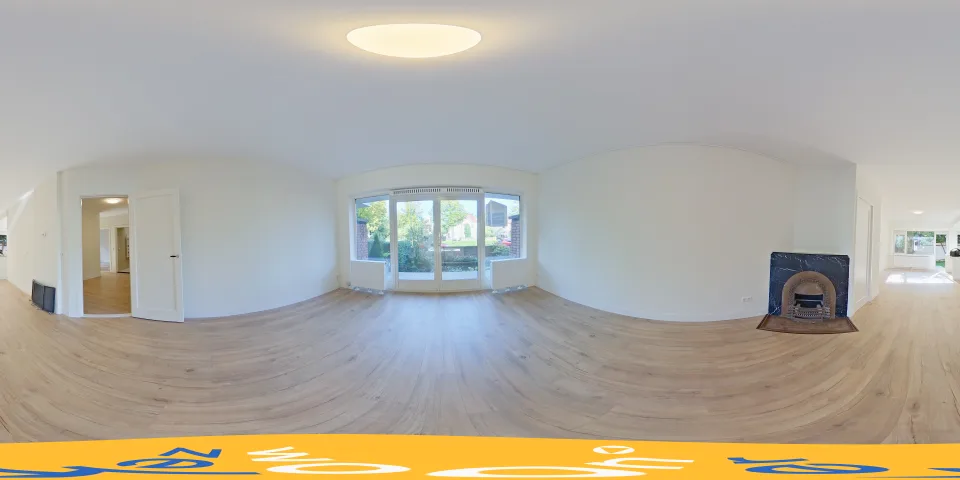 360-opname van de woonkamer met marmeren schouw en tuindeuren