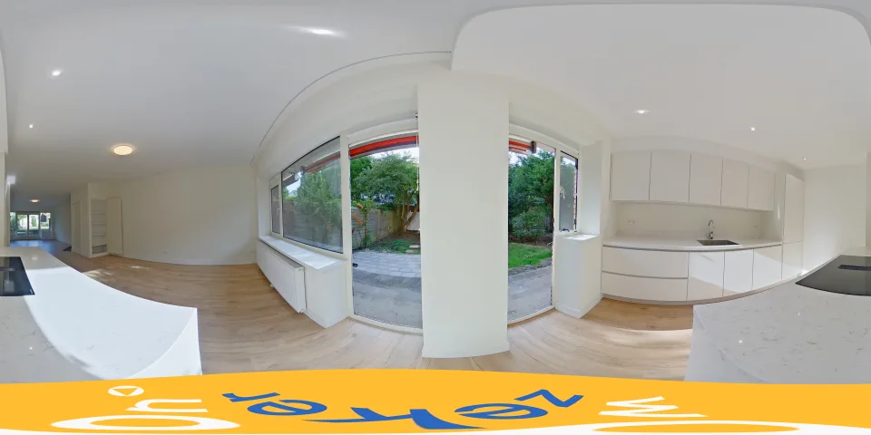 360-opname van de keuken met raampartij op de tuin