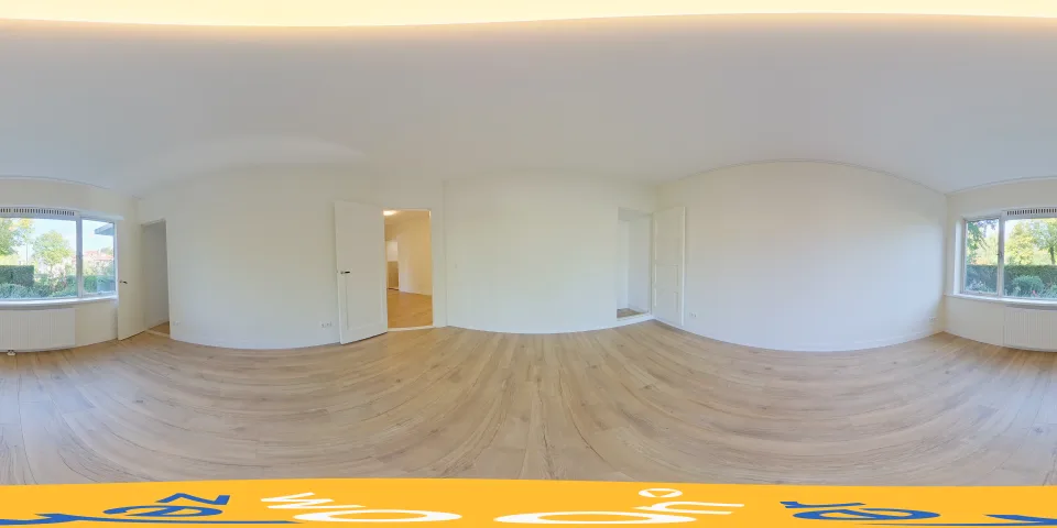 360-opname van de slaapkamer met ramen aan twee zijden en houten vloer