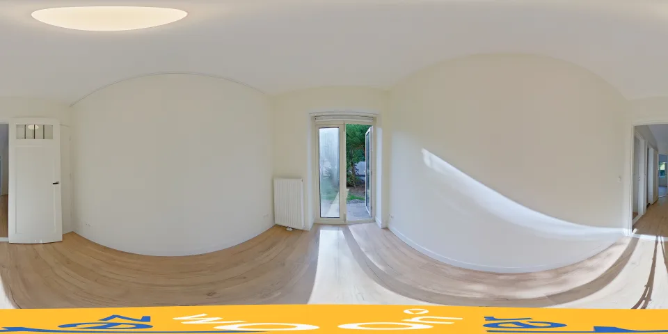 360-opname van de kleine kamer met glazen deur naar de tuin